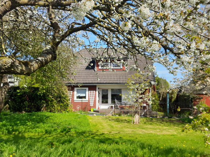 Skandinavisches Einfamilienhaus nahe dem Vogelpark und der Ostseeküste in M-V – Blick vom Nachbargarten aus