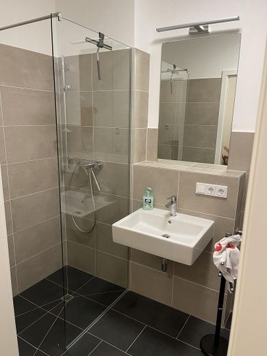 Voll möbliert, auch auf Zeit: exklusive 2-Zimmer-Gartenwohnung in Top-Lage in Freilassing – Duschbad