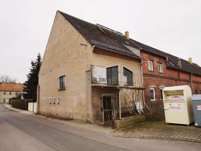 Reihenendhaus mit Potenzial zum Selbstausbau in Delitzsch – Foto 1