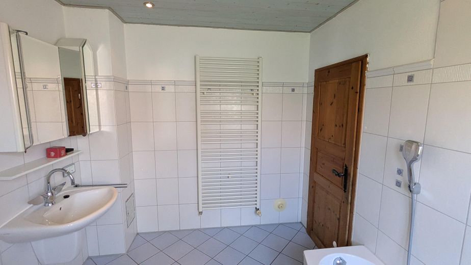 Affascinante casa indipendente in posizione tranquilla – vendita privata (senza agenzia) – Helle, freundliche Fliesen