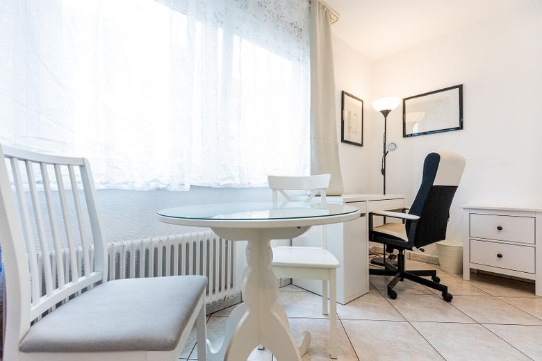 Voll möbliertes 1-Zimmer-Apartment in Sachsenhausen – 999 € all-inclusive, sofort frei – Essplatz und Home-Office