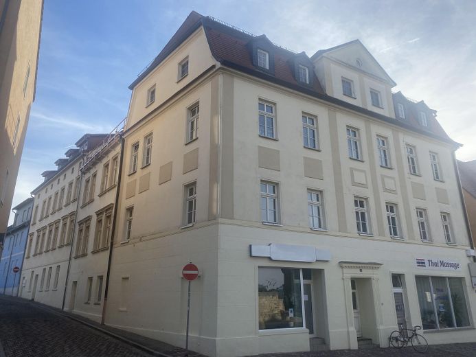 Großzügige 2,5-Raum-Wohnung mit Einbauküche – Hausansicht