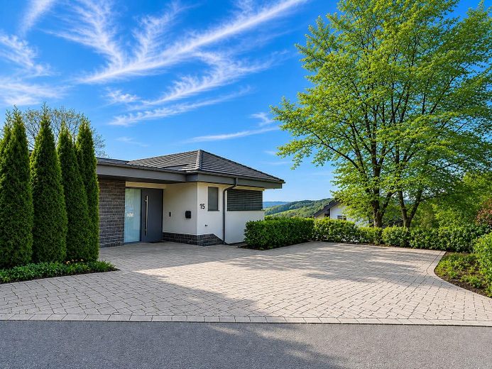 Exclusiver, großzügiger Bungalow der Extra-Klasse. Provisionsfrei!!! – Front 1