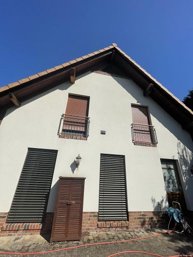 Freistehendes EFH mit Pool, Carport & ca. 1.000 m² Grundstück – provisionsfrei in Vechta – Seite des Hauses - Auffahrt