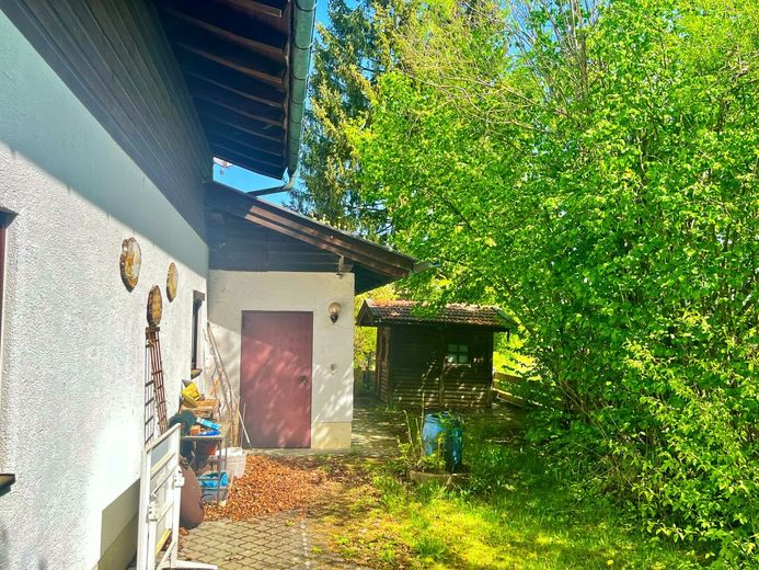 Ostseite mit Zugang Garage u Gartenhaus