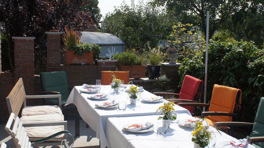 Güneşli güney bahçesi, ticari birimi ve çeşitli kullanım olanaklarıyla temsili villa – große Festtafeln auf Terrasse 