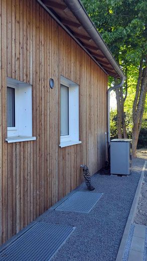 Energieeffizientes Einfamilienhaus (A) mit Panoramablick im Taunus – Straßenansicht der Holzfassade