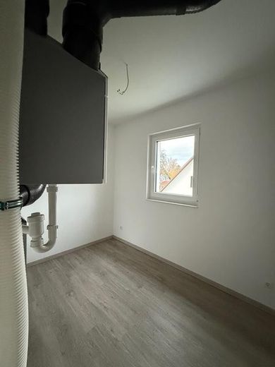Appartamento di 3 locali, nuova costruzione, balcone, riscaldamento a pavimento, impianto di ventilazione, WE3 – Abstellraum mit Fenster innen