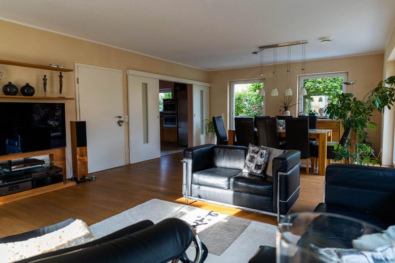 Casa passiva PLUS di architetto, classe energetica A+ (5,0 kWh/m²a) a Weisenheim am Sand – Wohnzimmer