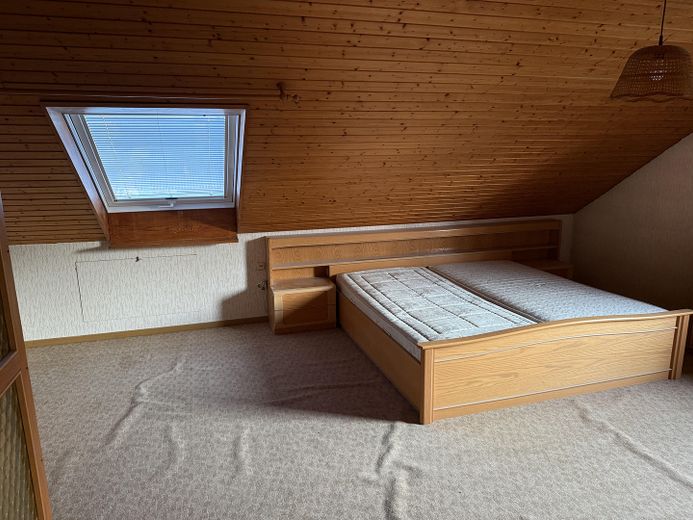 Platz für die ganze Familie: 5-Zimmer-Reiheneckhaus in zentraler Lage von Schwabach – Dachboden mit Dachfenster
