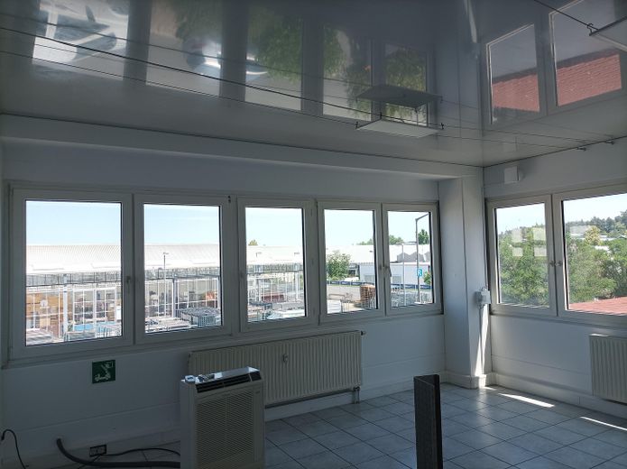 Gewerbehalle / Lagerhalle / Halle 624qm / Büro 247qm in 91126 Rednitzhembach – Eckbüro im OG mit Klimagerät