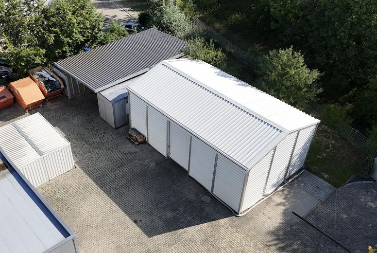Werkstatt Ausstellung Lager mit exklusivem Betriebsleiter Wohnhaus – Leichtbauhalle mit Container
