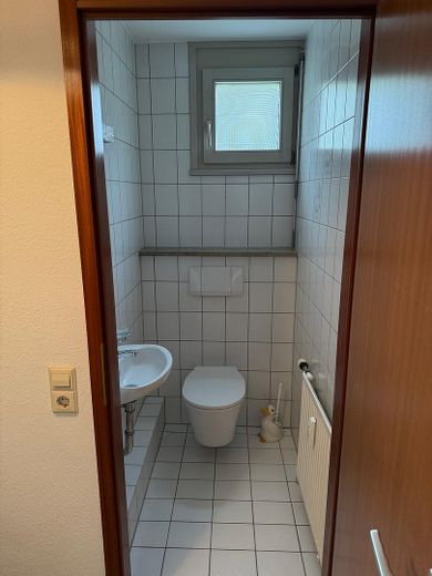3-Zi-Gartenwohnung mit Terrasse und TG – ab sofort frei – WC aktuell