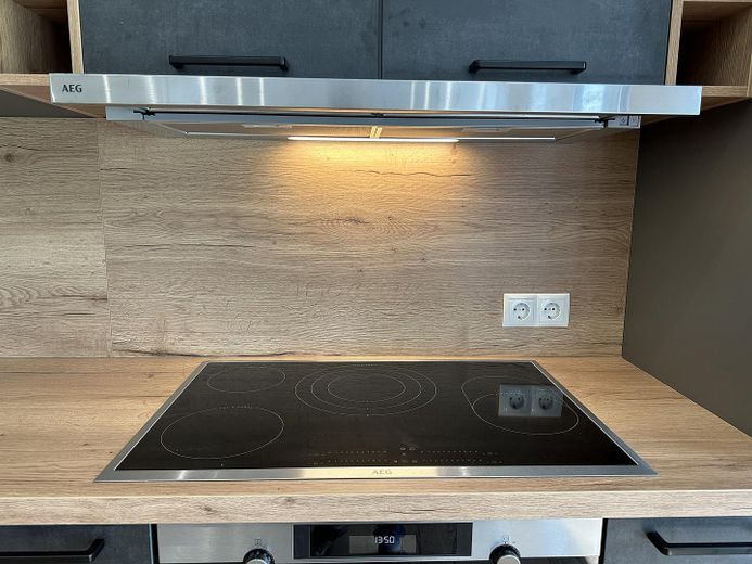Appartamento al piano terra di 5 locali, cucina componibile, parquet, terrazza e giardino – Moderne Einbauküche