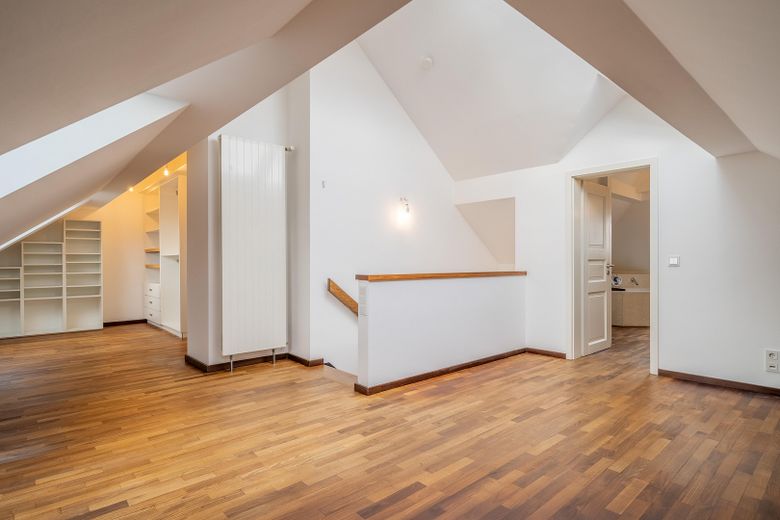 Moderne Dachterrassen-Maisonette-Wohnung mit denkmalgeschütztem Altbauflair – Ankleidebereich (leer)