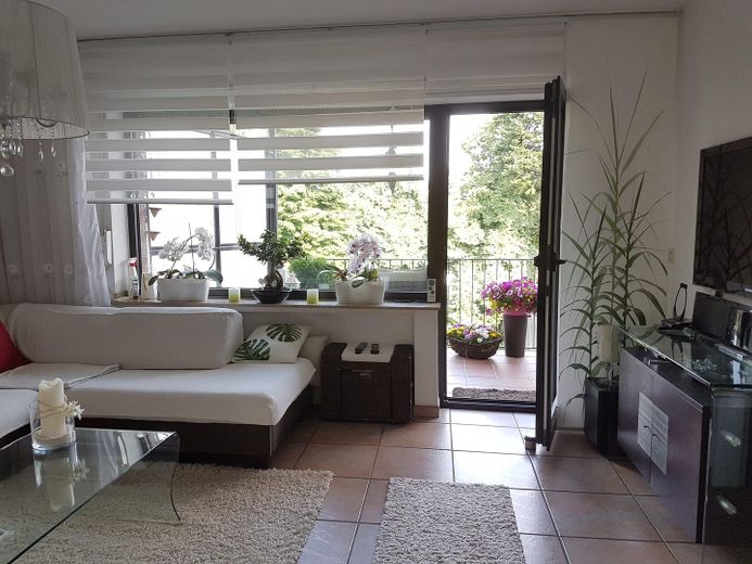 Helle 3 Zimmer-Wohnung in Eicken – Wohnzimmer, Blick auf Balkon