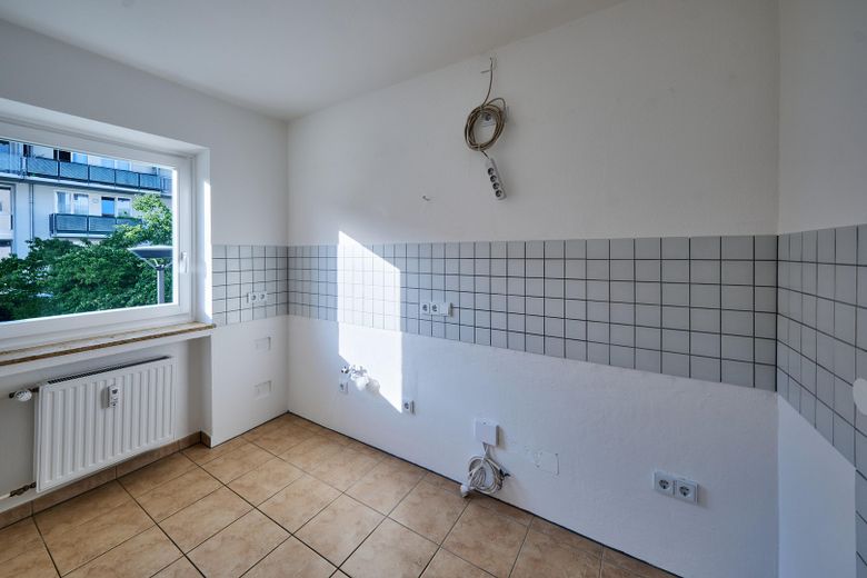 Helle 3 Zimmer am Waldstreifen — Balkon, TG-Stellplatz, bezugsfrei & provisionsfrei – Küche mit Fenster