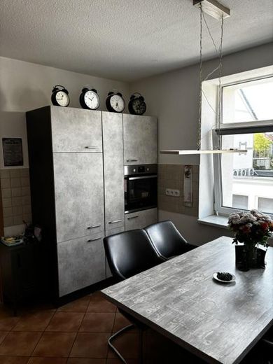 Helle 3-Raum-Wohnung mit großer Wohnküche, Kaminanschluss, Garten & Stellplatz – Küche