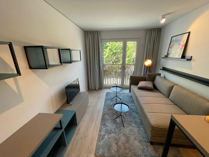 Modernes Apartment im Neubau im Gallusviertel, Monatsweise – Schlaf- und Wohnbereich
