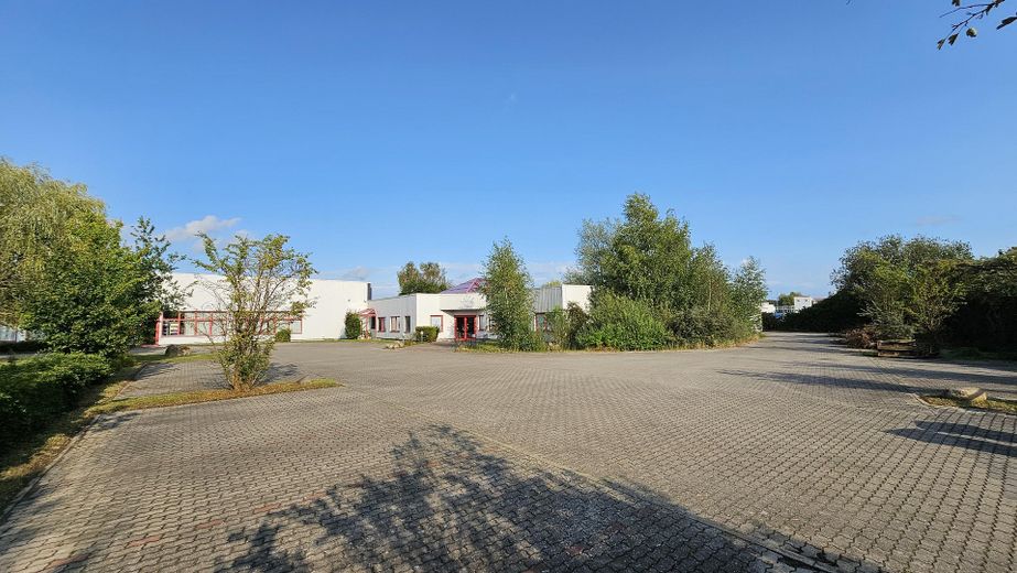 35 Parkplätze vor dem Büro