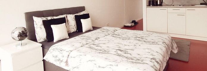 Apartamento soleado de 1 habitación justo al lado de la universidad con equipamiento de primera – Wohn- Schlafraum