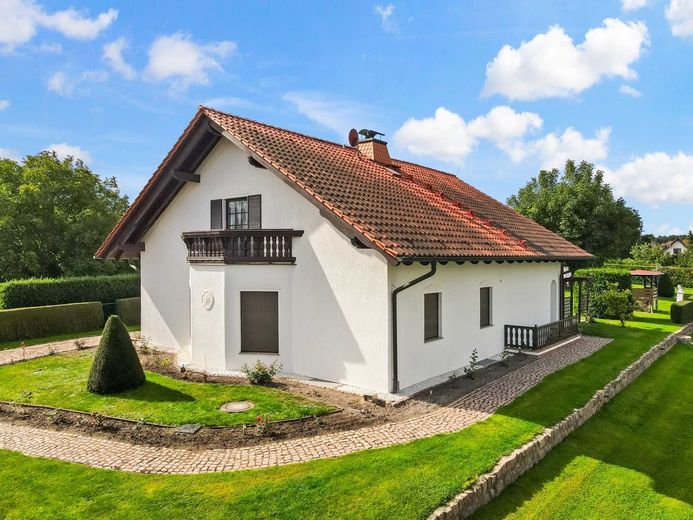 Großzügigkeit neu definiert: EFH, Pool &amp; 2.790 m² Grundstück in Dölau – Hausansicht