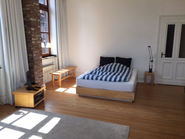 Exklusives Altbau-Luxus-Apartment mit Dachterrasse im Belgischen Viertel – Bild 3 Wohn/Schlafraum