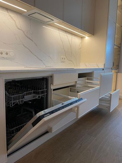 Kernsanierter Altbau mit Aufzug im 3. OG: 2 Zimmer, Designküche & Einbauschränke & Vorhänge nach Maß – Foto 10