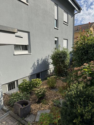 Wohnung Erdgeschoss mit Terrasse – Vorgarten rechte Haushälfte