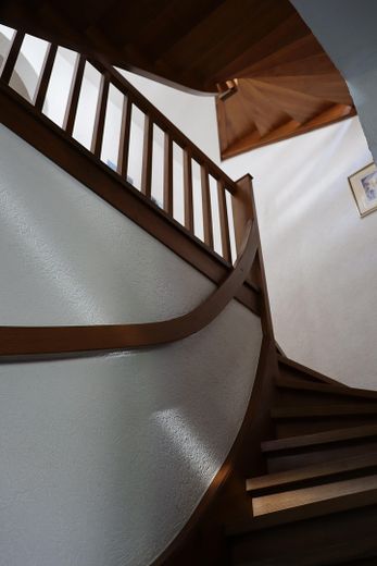 192 m²’lik geniş aile evi – modernize edilmiş, 7 oda, 3 banyo ve B enerji sınıfı – Treppenhaus