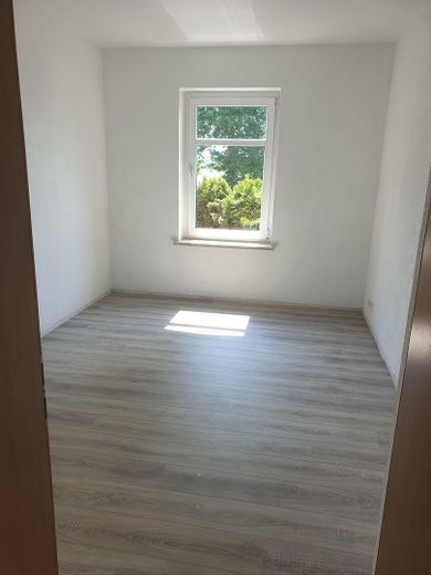 Bright 3-room apartment with large daylight bathroom and dressing room in Zwickau-Crossen – Kind/Arbeit
