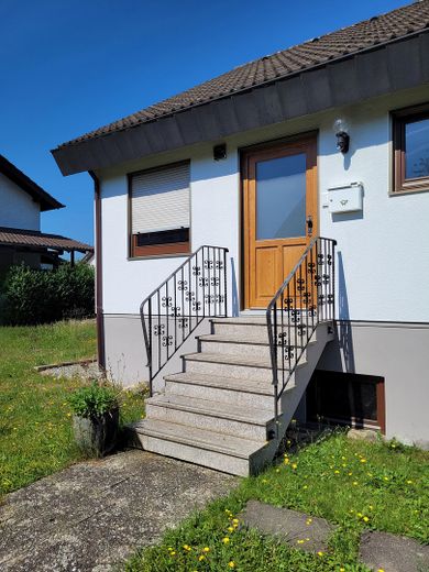 Odnowiony dom jednorodzinny: cud przestrzeni w centralnej i spokojnej lokalizacji – elastyczne możliwości wykorzystania – Haus (außen, Frontseite)