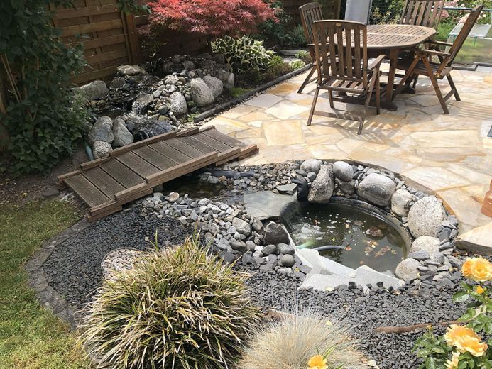 Plätschernder Bachlauf