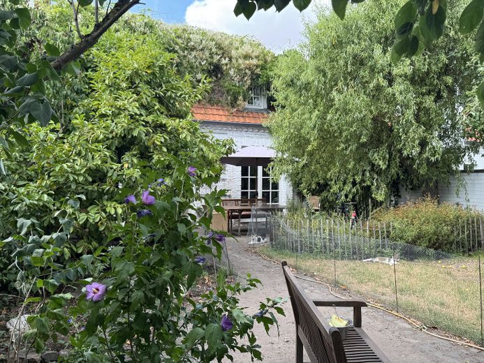Ehrenfeld-Bickendorf: Wunderschönes Landhaus mit Hof und großem Garten, ökologisch saniert – Blick vom Garten zur Terrasse