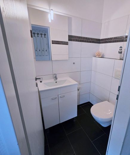 DA PRIVATO!! Casa a schiera centrale adatta alle famiglie con giardino e 2 posti auto ad Ahrensburg – Gäste-WC