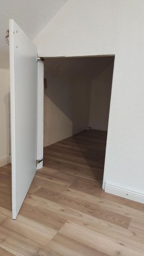 (provisions- u. bezugsfrei) Traumhafte, renovierte 4 Zimmer-Wohnung mit großer Dachterrasse – Stauraum im Dachboden