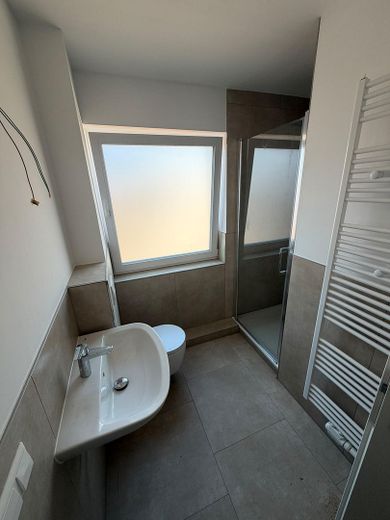 2-3 Zimmer Wohnungen: Erstbezug nach Kernsanierung – Moderne Wohnungen in zentraler Lage von Lehrte – Badezimmer 2 Zi. Wg.