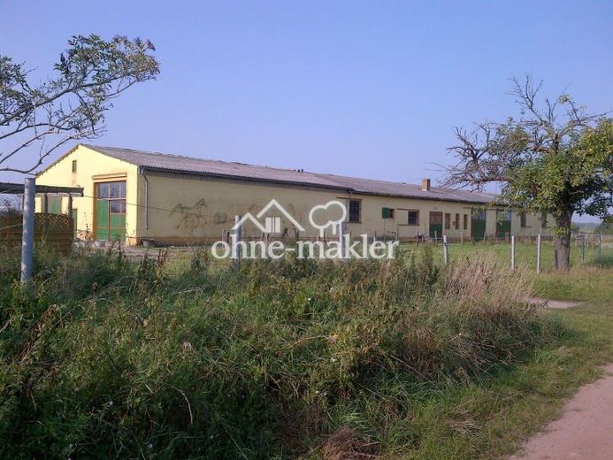 Stallgebäude, großer Pferdestall oder Schafstall mit Grünfläche – Photo 1