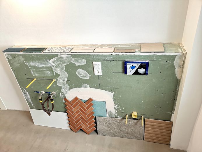 Dreieichenhain Doppelhaushälfte kernsaniert mit WP & Baugenehmigung für zweites Haus – EG Bad Fliesen Designwahl