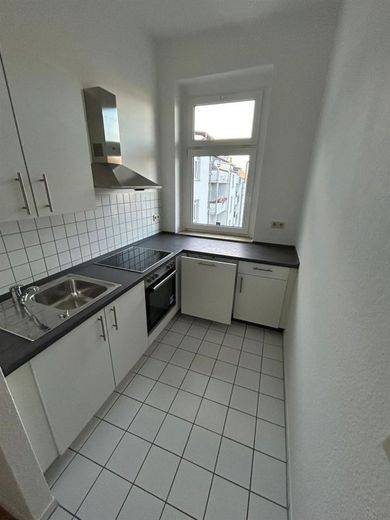 Großzügige und vermietete 2-Zi. mit EBK, 2xBalkon und Laminat in zentraler Lage – PHOTO-2024-10-28-16-12-19