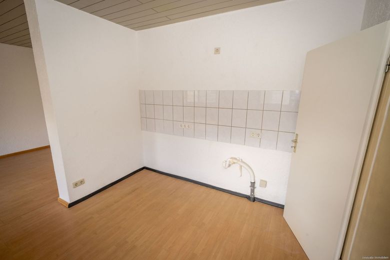 Hell und modern gehaltene Eigentumswohnung mit Balkon in zentraler Lage von Saarbrücken – Küchenbereich