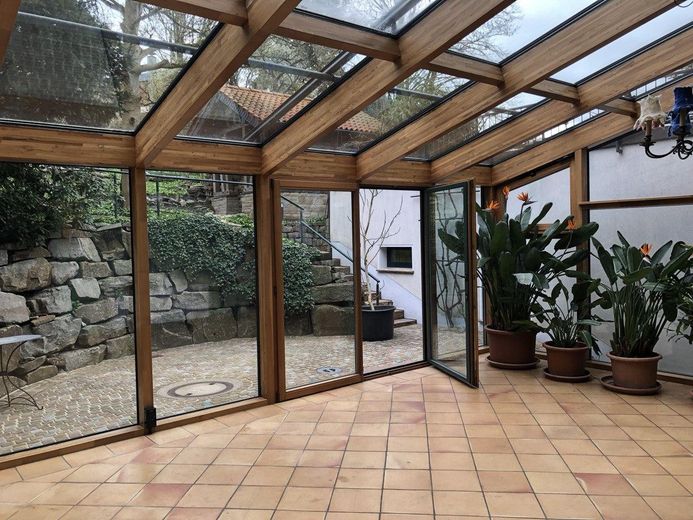 3-Fam.-Haus mit Wintergarten, großer Süd-Garten, viel Nutzfläche, erneuerbare Energien, Doppelgarage – Wintergarten