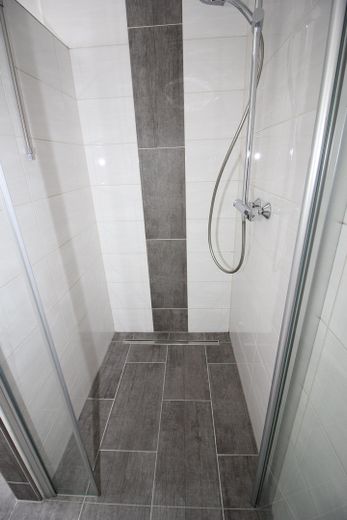 Noch günstiger, Eigentumswohnung, 2 Zimmer- Souterrain, sehr hell, ruhig, mit Garten. – Große Dusche