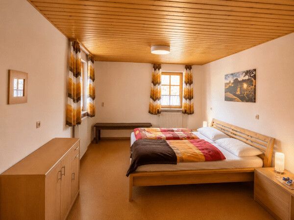 PROVISIONSFREI Großzügiges Einfamilienhaus mit Scheune und Garage in ruhiger Lage von Fladungen / Rhön – retro