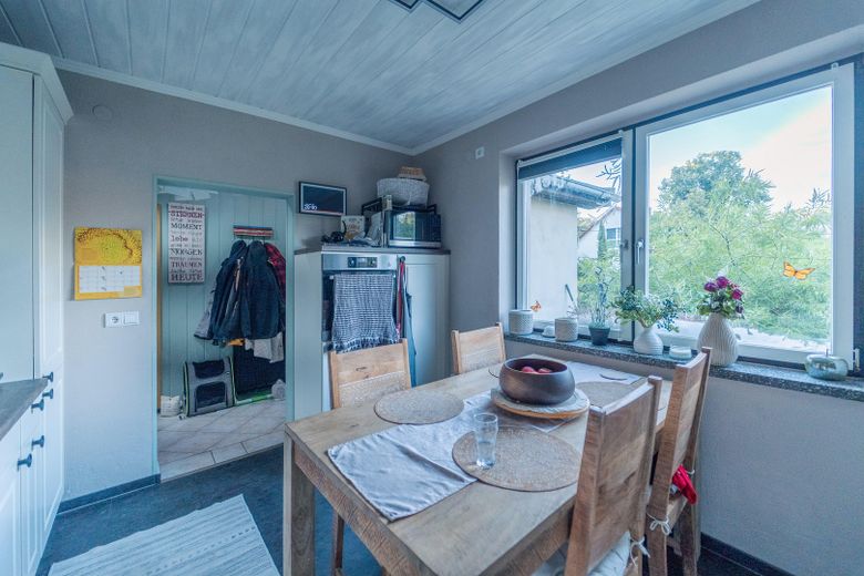 Oasi verde nell’idilliaca Zernsdorf su 1.130 m² con laghetto, sauna e serra – neuwertige Marken-Einbauküche