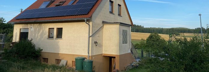Freistehendes Familienhaus mit Fernblick und großem Garten. – Umgeben von Natur.