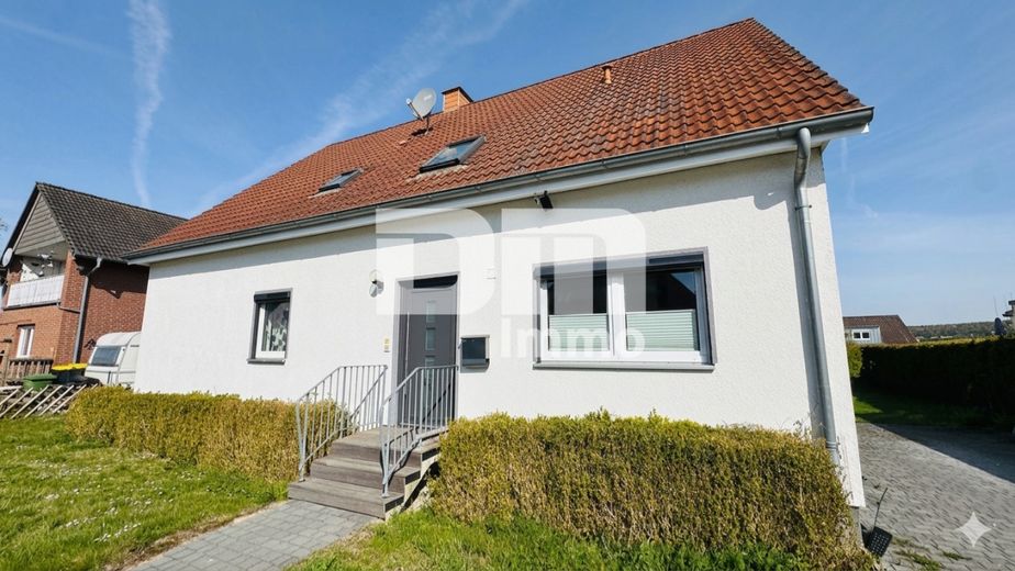 Charmantes Ein- bis Zweifamilienhaus mit großem Garten in begehrter Lage – Frontansicht Titel
