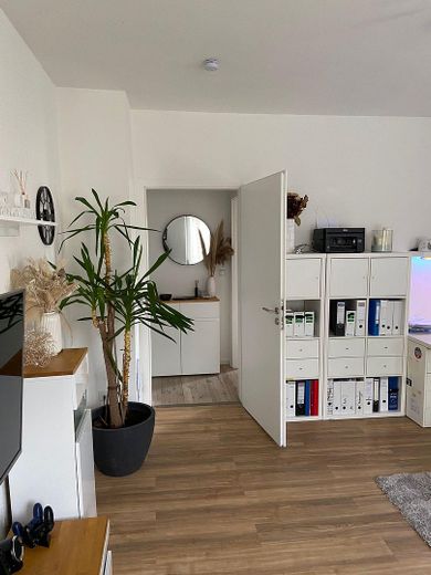 Renoviert, 2,5 ZKB Zentral ruhig, eigener Garten, möbliert – Wohnzimmer