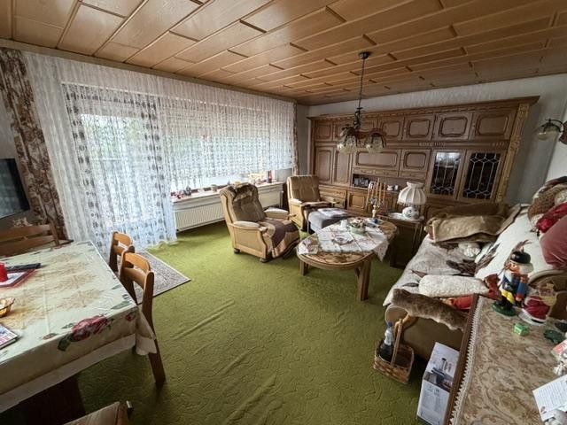 Large half-timbered house with extension – plenty of potential for animal lovers and self-employed professionals – Wohnzimmer Anbau