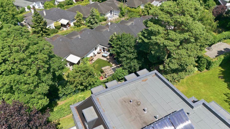 Reihenhaus – Hochwertig saniert und mit modernster Technik ausgestattet – Drone 1